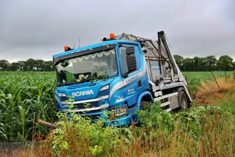 Vrachtwagen van de weg op de A32 tussen Steenwijk en Wolvega