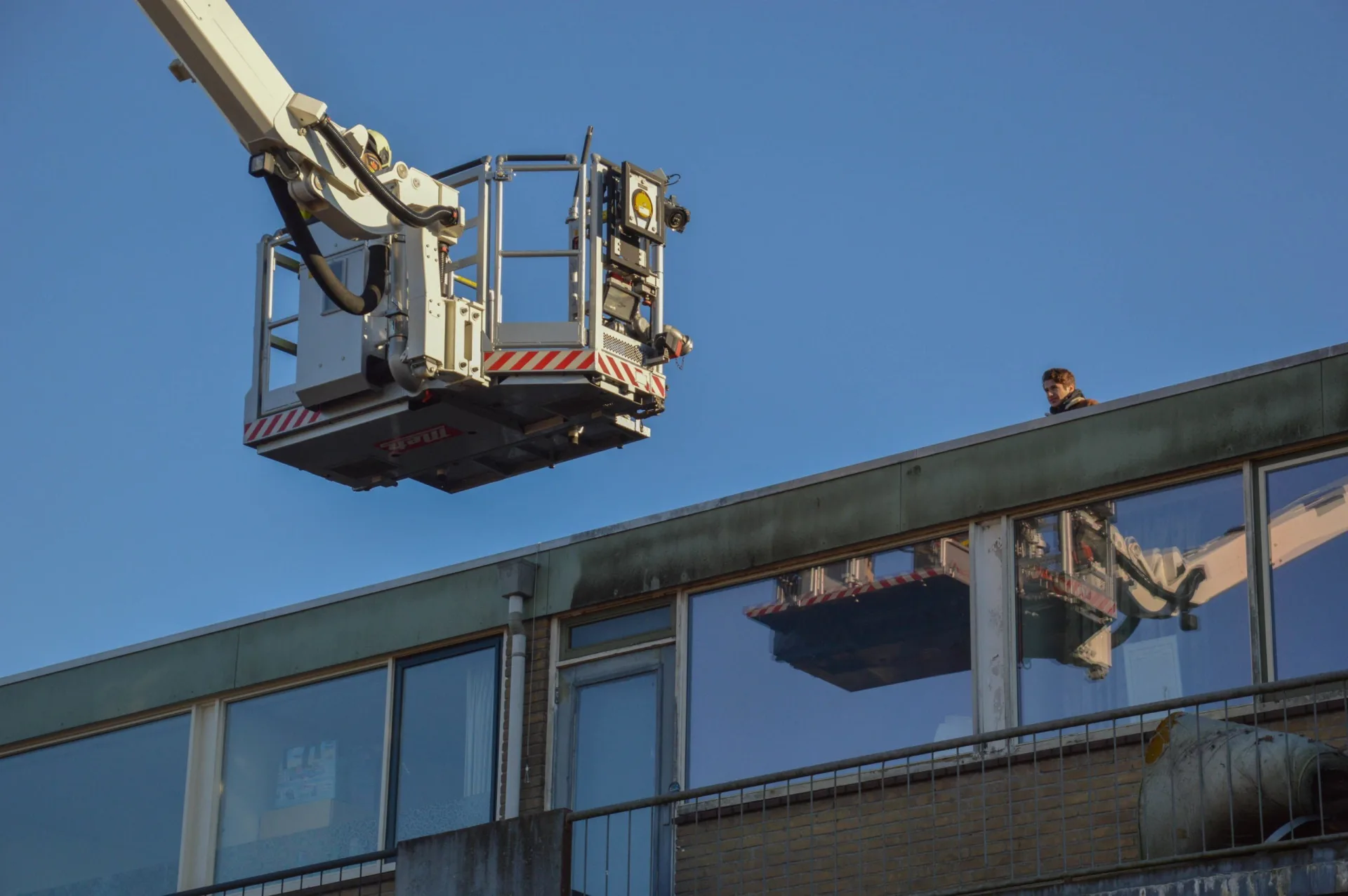 Brandweer haalt jongen van het dak in Steenwijk
