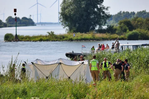 Brandweer Giethoorn assisteert bij grote zoekactie naar drenkeling in het Kattendiep bij Kampen