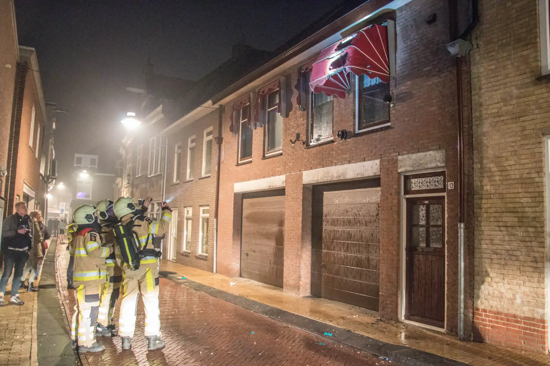Brandweer rukt uit na brand in zonwering door vuurwerk