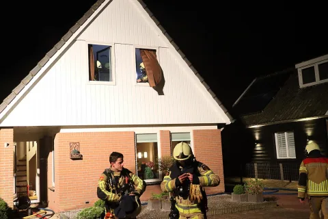 Bewoonster door rookmelder geattendeerd op brand in woning