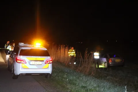 Bestuurder door politie aangehouden, nadat deze met zijn auto in een weiland beland.