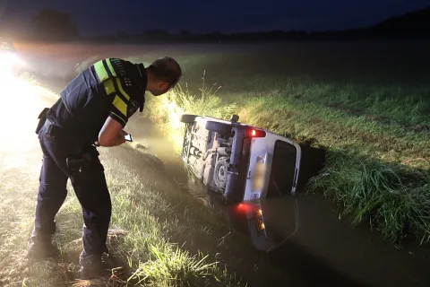 Auto in de sloot aan de Witteltermade in Wittelte