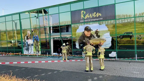Automobilist rijdt door gevel van een winkel aan de Woldmeentherand in Steenwijk