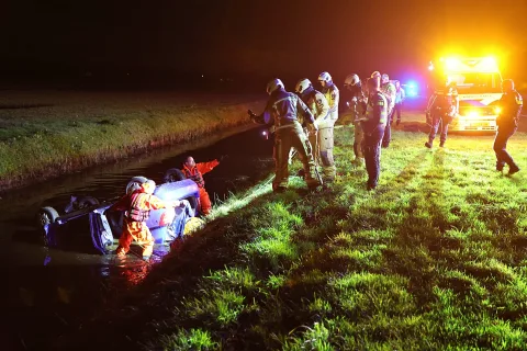 Auto op de kop in een sloot op de A32 bij Havelte