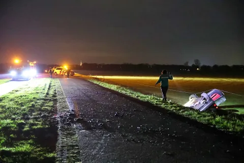 Auto op de kop in de sloot aan de Burgemeester Slompweg bij Zuidveen