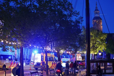 Man valt in ruim van skûtsje in de haven van Blokzijl