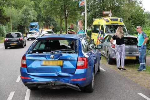 Drie voertuigen betrokken bij kop-Staart aanrijding op de Meppelerweg in Onna