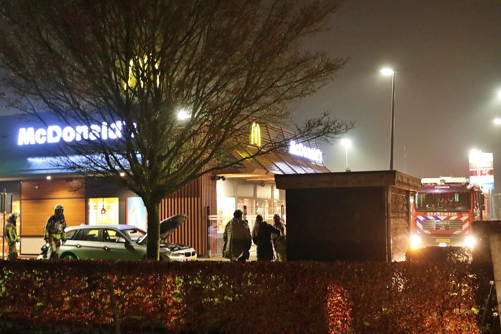 Autobrand in de Mc drive aan de Woldmeetherand in Steenwijk