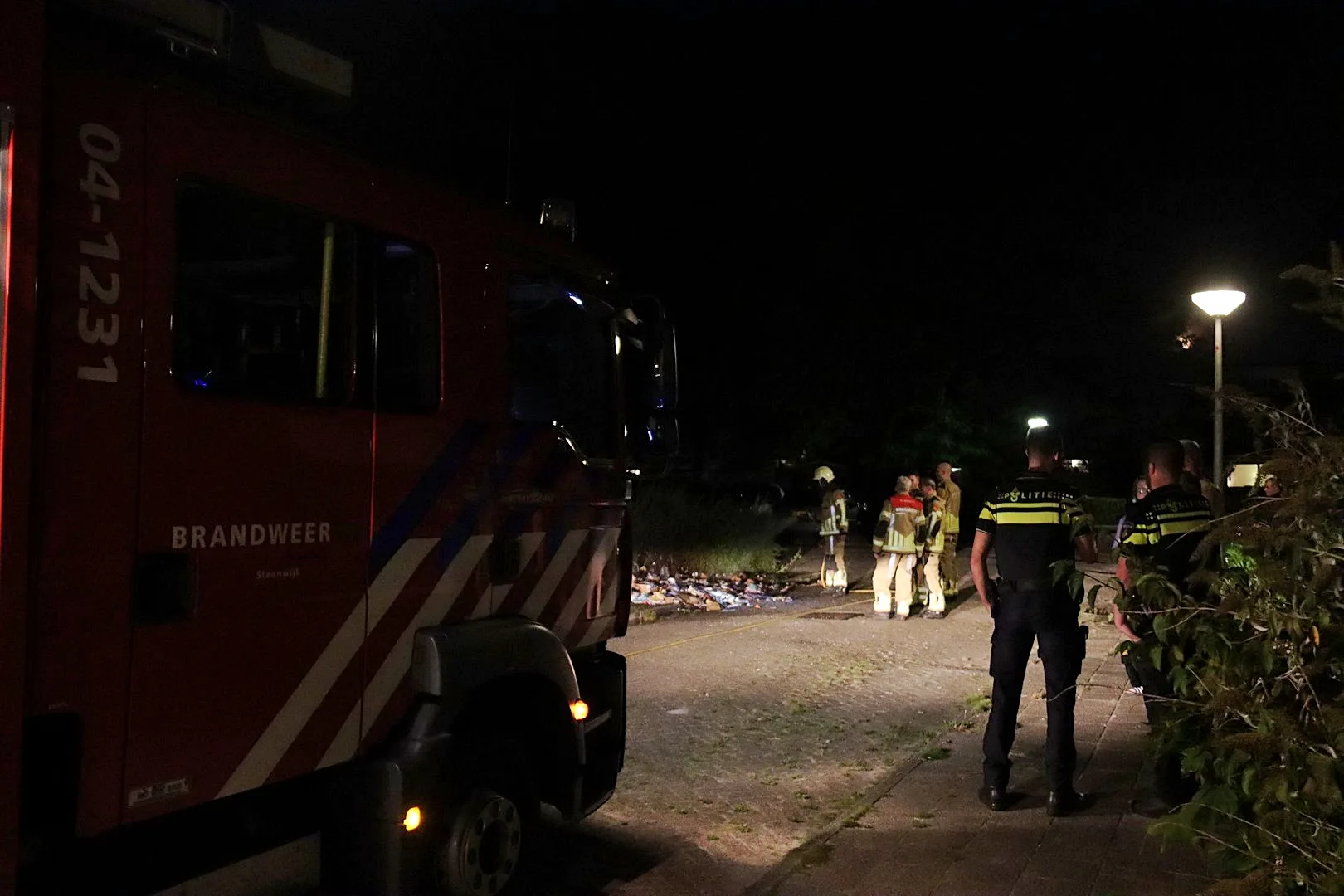 Stapel oud papier in brand gestoken aan de Dieptol in Steenwijk