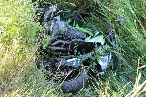 Motorrijder in de sloot aan de Burgemeester Slompweg tussen Nijeveen en Zuidveen