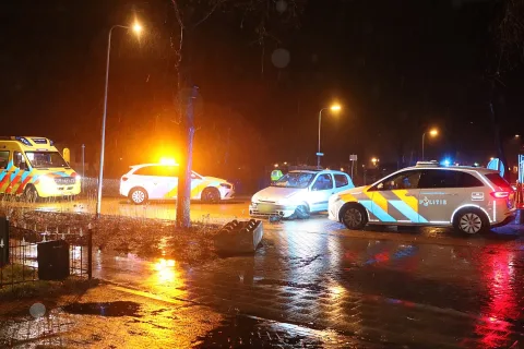 Bestuurder zonder rijbewijs botst op betonblok op de Tukseweg bij Tuk (Video)