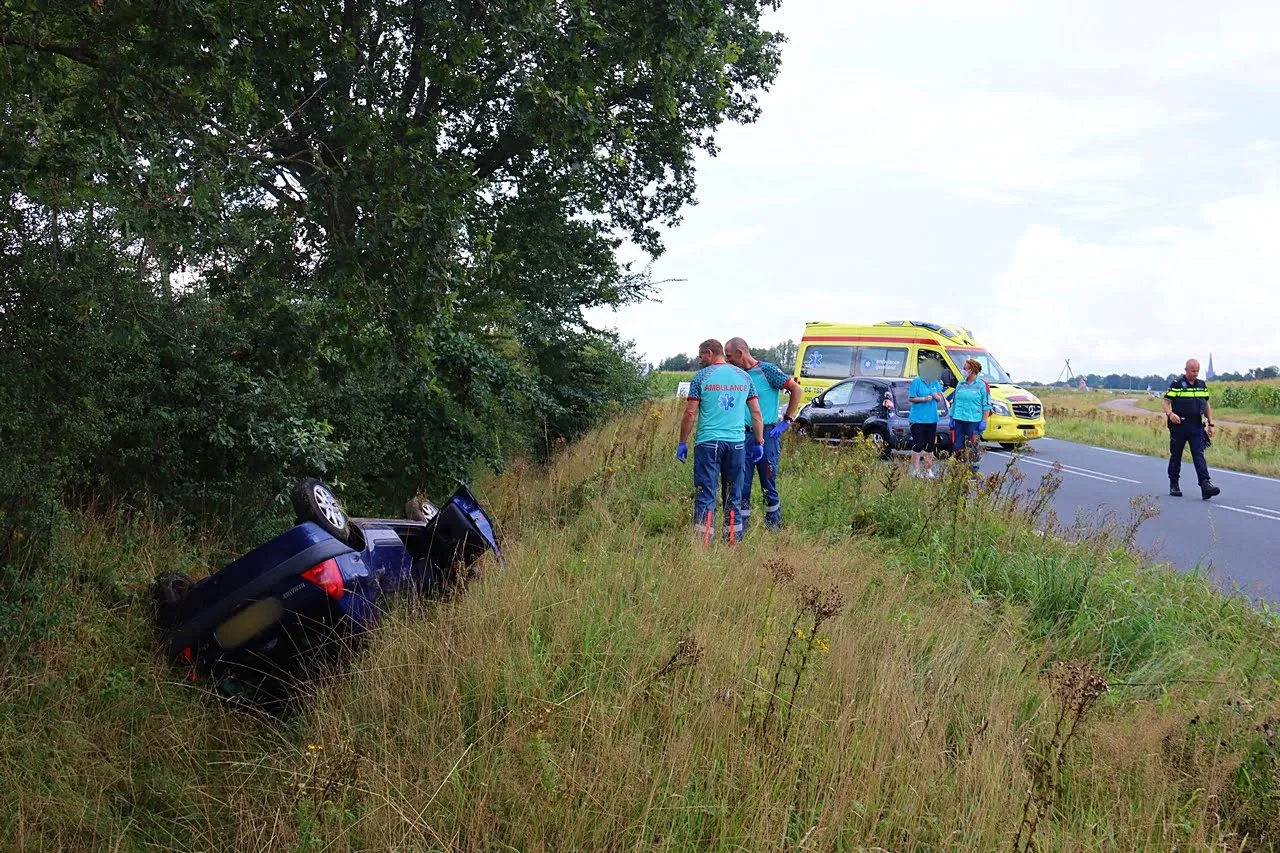 Automobiliste belandt met haar auto op de kop