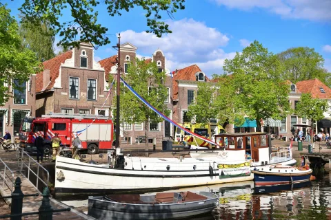 Vrouw gewond op schip aan de Bierkade in Blokzijl
