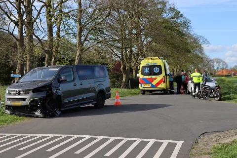 Motor in botsing met bestelbus op de Hesselingendijk bij Steenwijkerwold