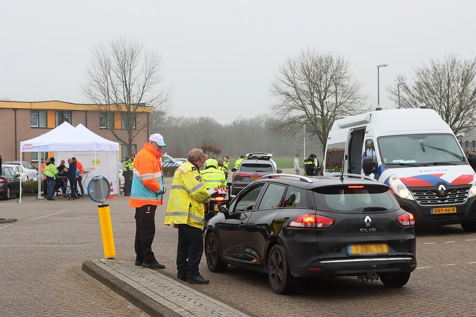 Politie voert in samenwerking met Veilig Verkeer Nederland en de Belastingdienst een verkeerscontrole uit in Steenwijk