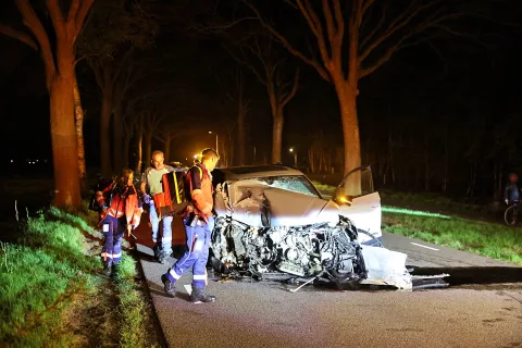 Automobilist ernstig gewond na botsing met meerdere bomen aan de Nieuwe Ruiterweg in Havelte