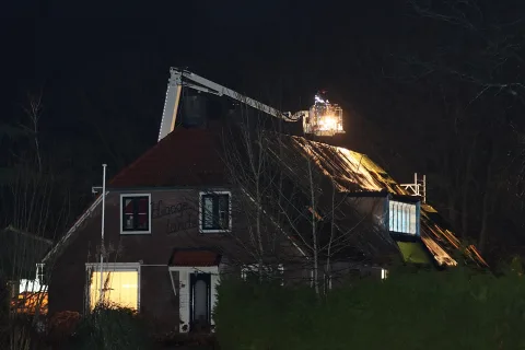 Schoorsteenbrand bij woonboerderij aan de Vollenhoverweg bij Marknesse