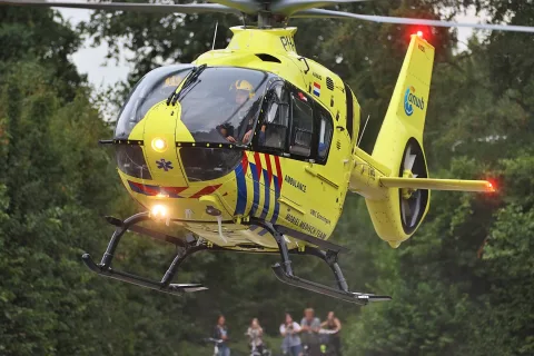 Bemanning traumahelikopter verleent assistentie bij medisch noodgeval in Steenwijkerwold