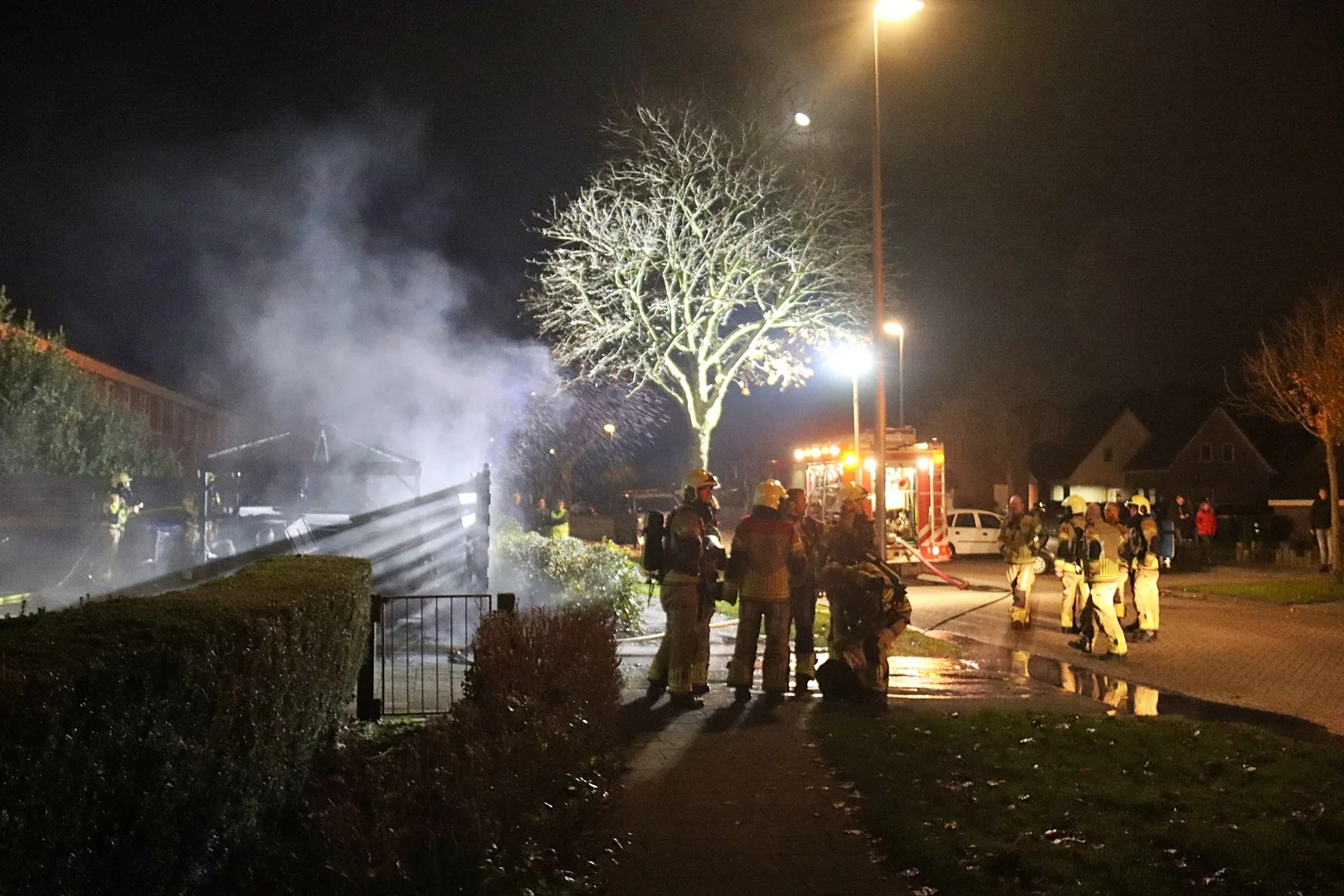 Overkapping gaat verloren bij brand aan de Hoogeweg in Staphorst