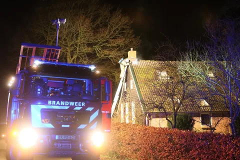 Brandweerkorpsen zijn geruime tijd bezig geweest met een schoorsteenbrand in Wapse (Video)