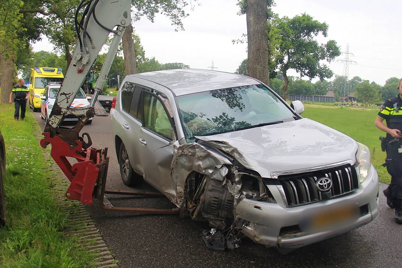 Auto tegen boom op de Rijksweg in Nijeveen