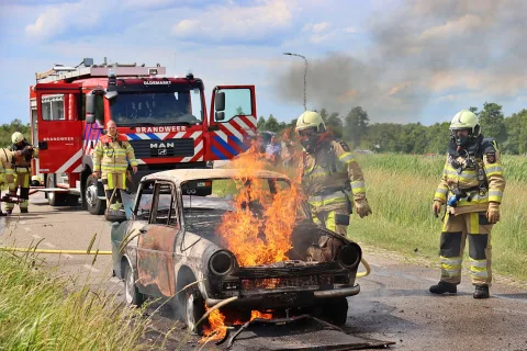 Oldtimer volledig uitgebrand op de Hoogeweg bij Kalenberg