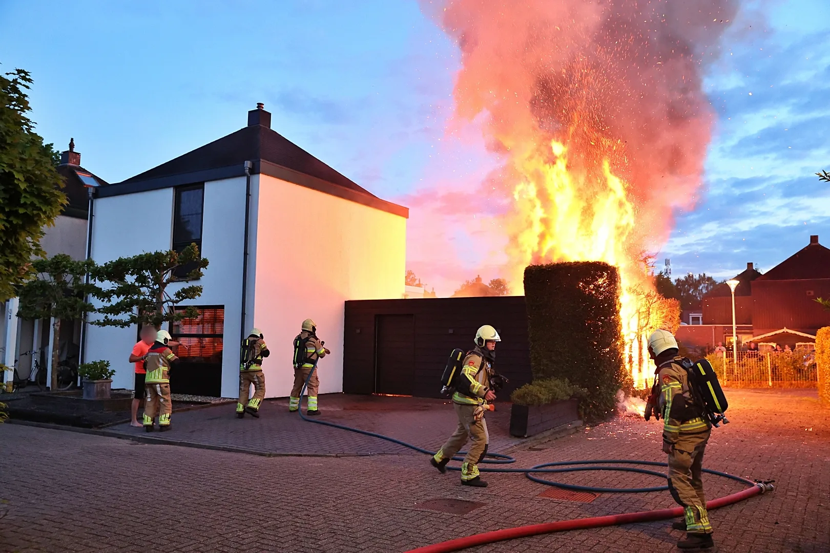 Bijgebouw in brand aan Stroomdal in Steenwijk, brandweer weet overslag naar woning te voorkomen.