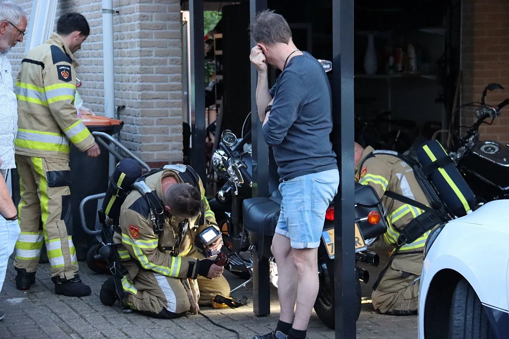 Bewoner alarmeert de brandweer vanwege sterke benzinelucht in de woning.