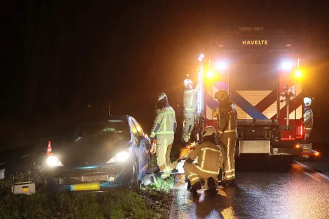 Hond bekneld onder auto bij aanrijding in Havelte