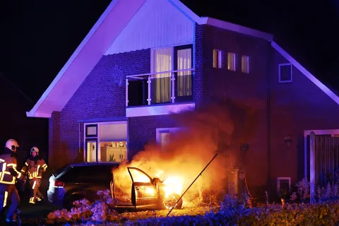 Auto botst tegen gevel van woning in Zuidveen en vliegt in brand