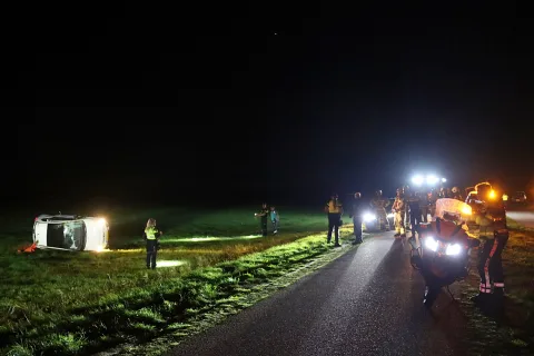 Vrouw slaat met auto over de kop en komt in weiland tot stilstand