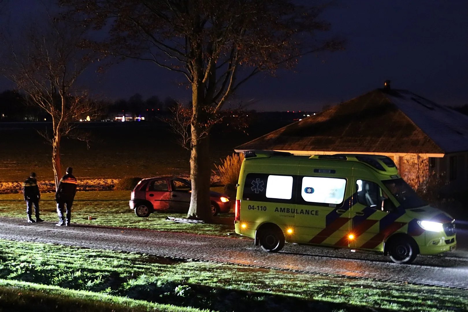 Automobilist botst door gladheid tegen een boom