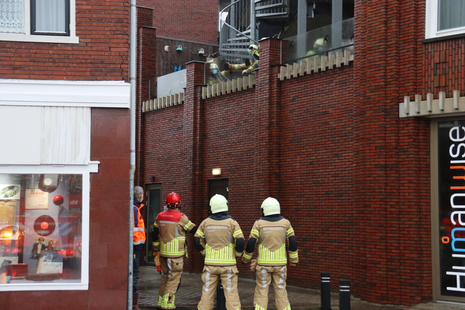 Windvanger van glas kapot bij appartementencomplex Woldstate in Steenwijk