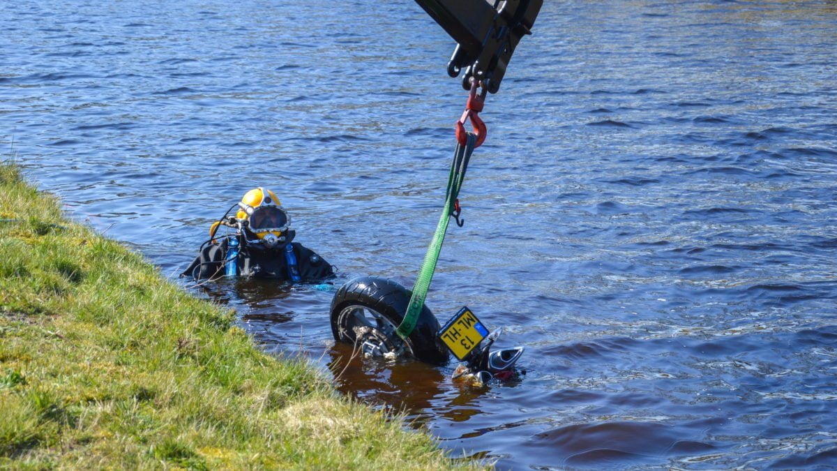 Proefrit op motor eindigt met nat pak in Drentsche Hoofdvaart