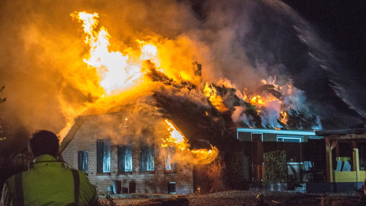 Woonboerderij verwoest na brand in Genemuiden