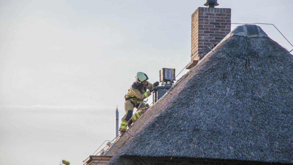 Brandweer rukt uit voor schoorsteenbrand in Nijensleek