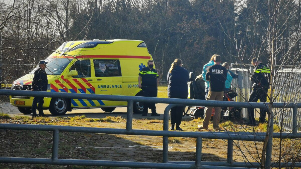 Bestuurster van scootmobiel botst tegen een hek