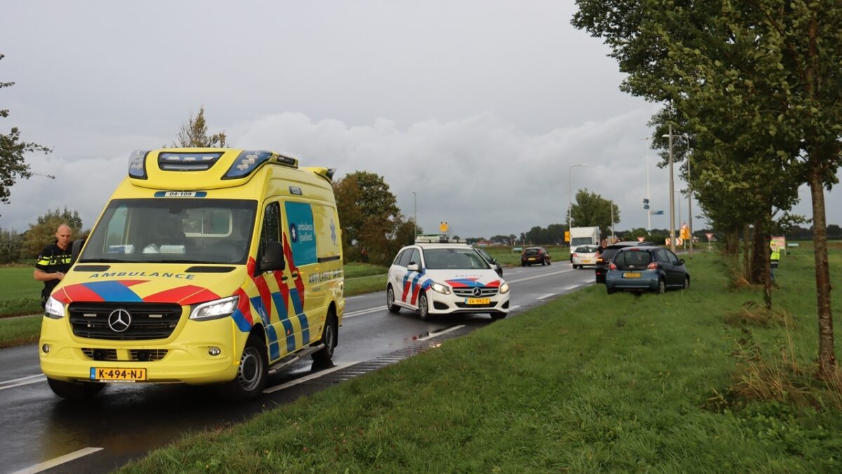 Drie personenauto’s betrokken bij kop-staart aanrijding op Steenwijkerweg bij Blokzijl