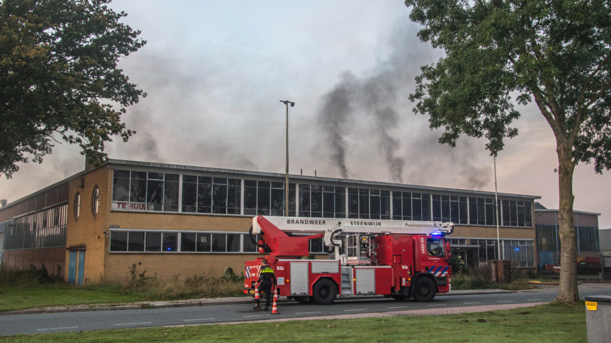 Grote brand in leegstaand fabriekspand in Vollenhove snel onder controle