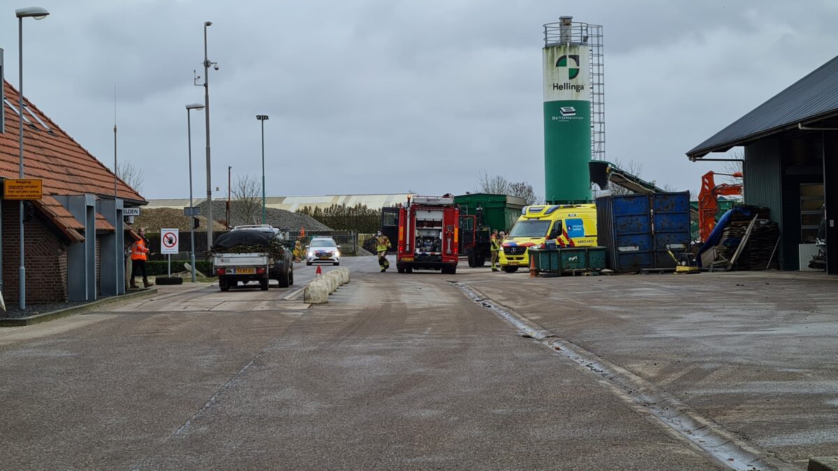 Persoon met arm bekneld in shredder op terrein verwerkingsbedrijf
