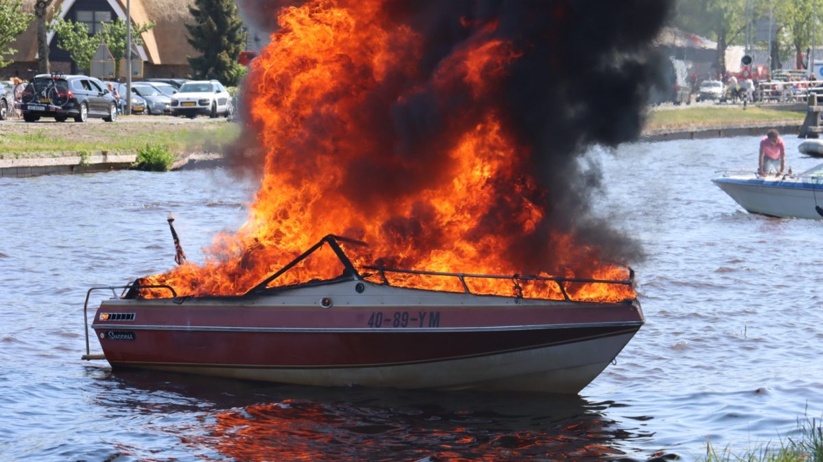 Opvarenden gered van brandende boot in Giethoorn