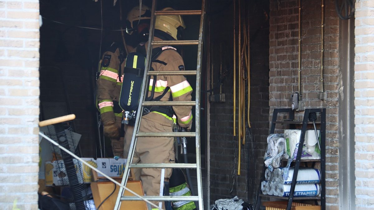 Bewoonster merkt brand in garage op door rookmelder