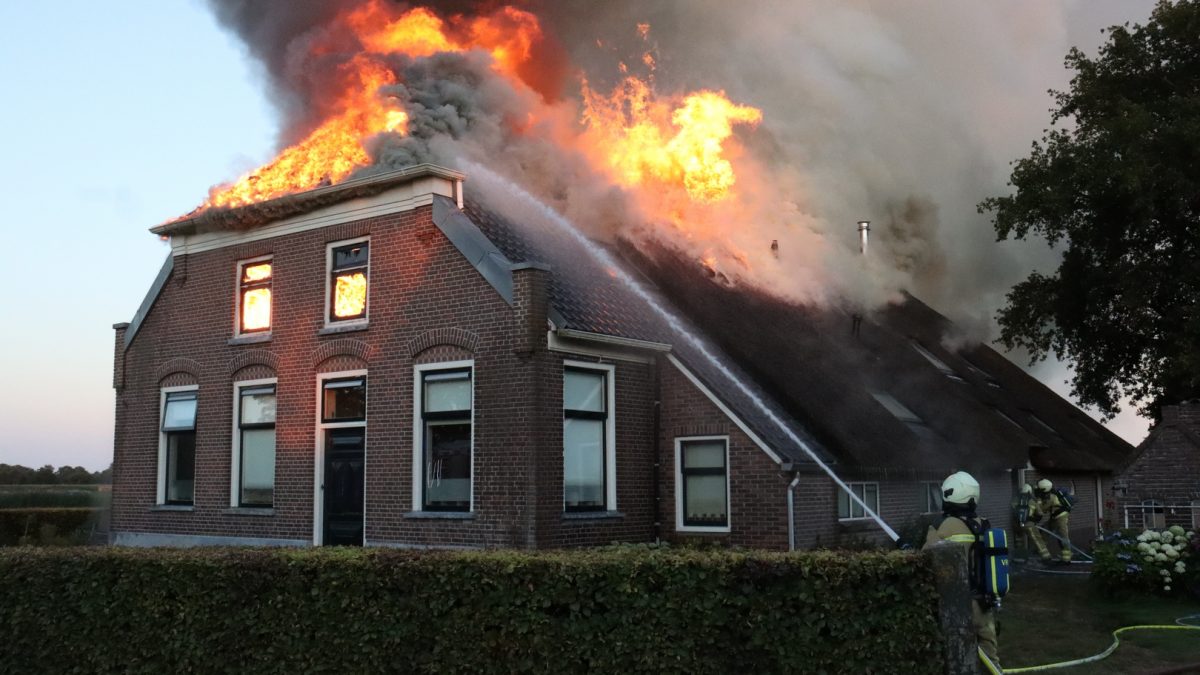 Brand verwoest woonboerderij aan de Veendijk in Havelte (Video)