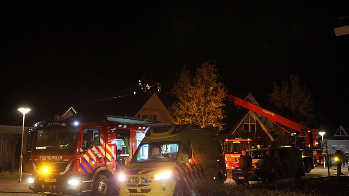 Brandweer gealarmeerd voor een schoorsteenbrand aan De Veurdele in Nijeveen