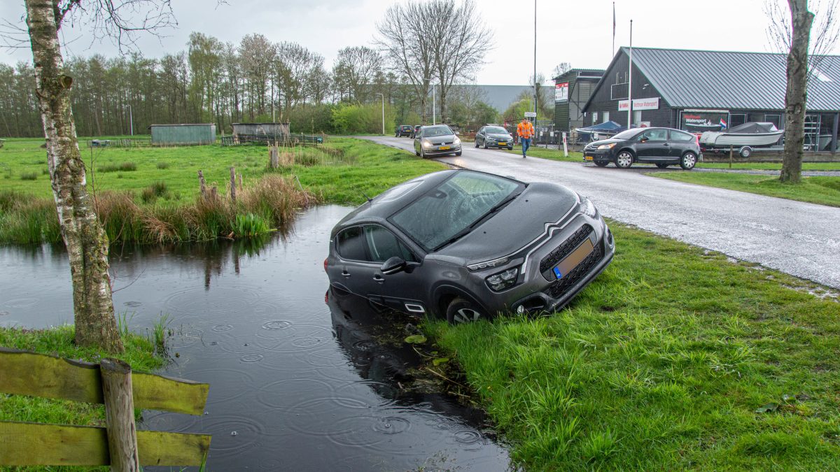 Auto raakt te water in Giethoorn