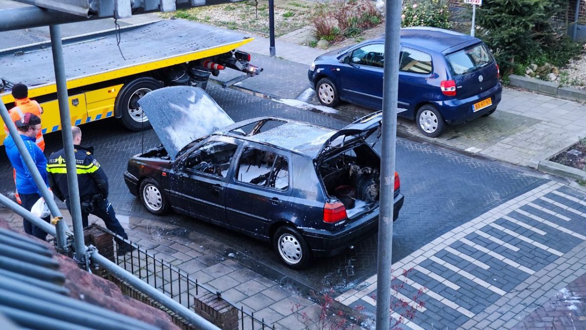 Auto uitgebrand in Gasthuislaan in Steenwijk