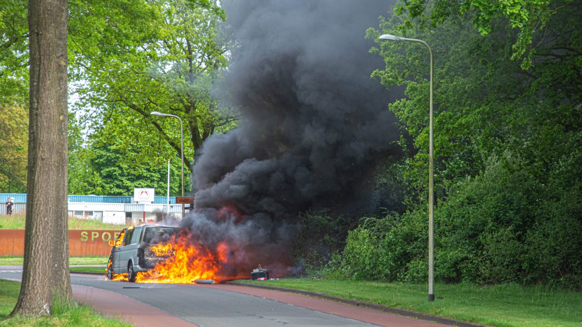 Bestelbus volledig uitgebrand op Middenweg in Steenwijk