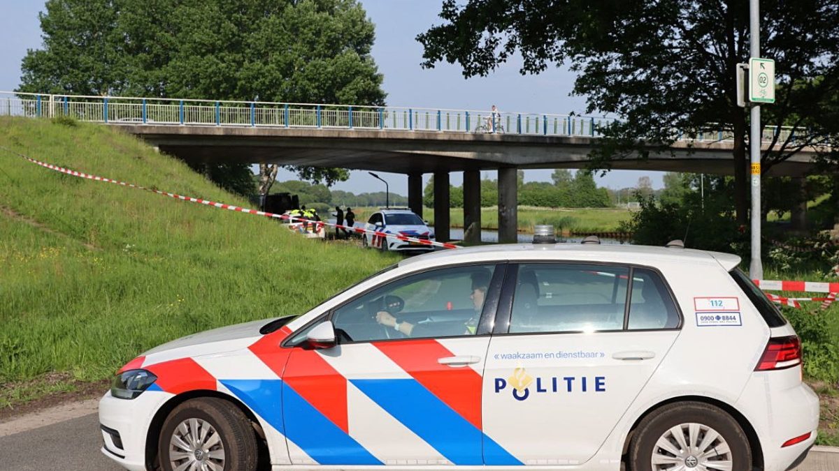 Politie doet onderzoek naar overleden persoon in het water langs De Wetering nabij Meppel