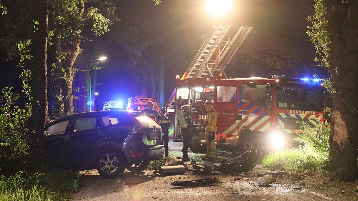 Brandweerman krijgt ongeval op de Schoonveldeweg bij Koekange onderweg naar de brandweerkazerne vanwege een grote brand in Ruinerwold.